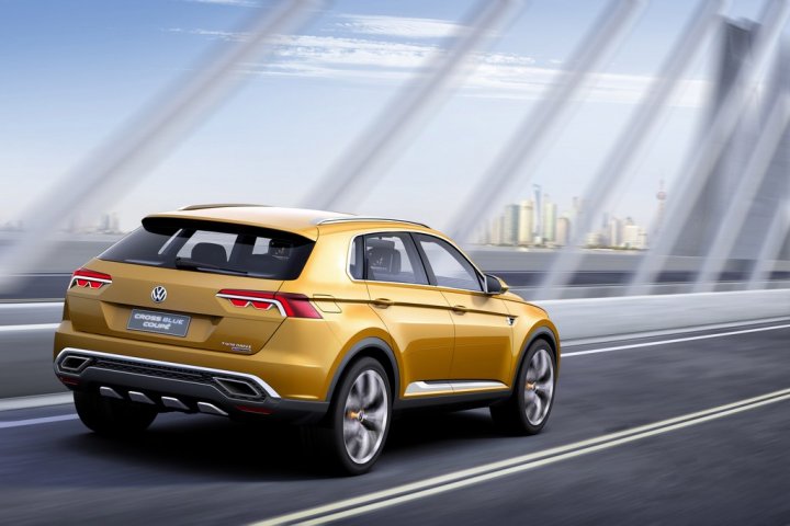 volkswagen-crossblue-coupe-movimento-dietro volkswagen-crossblue-coupe-movimento-dietro
