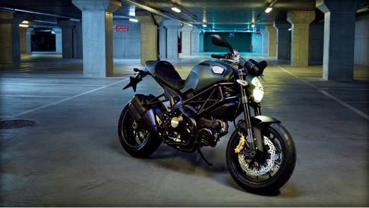 ducati-monster-diesel-su-cavalletto