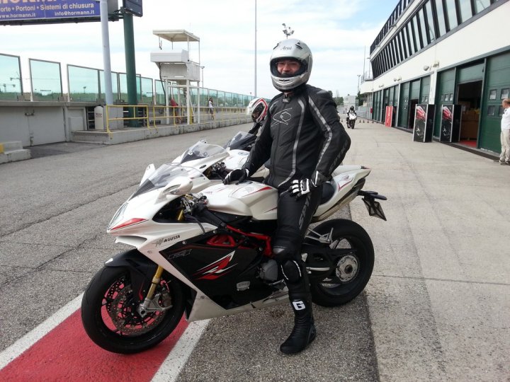 mv-agusta-f4-rr-testride-misano-02 mv-agusta-f4-rr-testride-misano-02