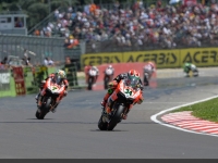 Superbike-2015-Imola-Gara2-Davide-Giugliano-Chaz-Davies