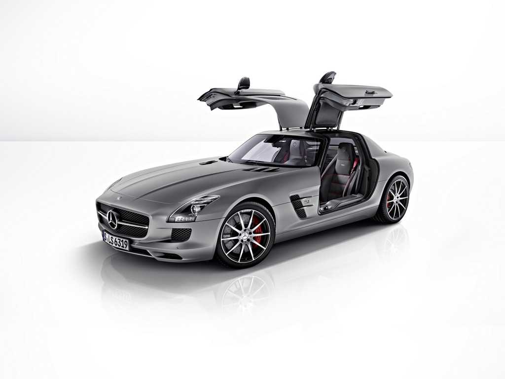 Mercedes SLS AMG GT in versione coupé e roadster