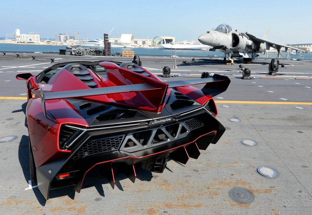 Lamborghini Veneno Roaster Portaerei Cavour
