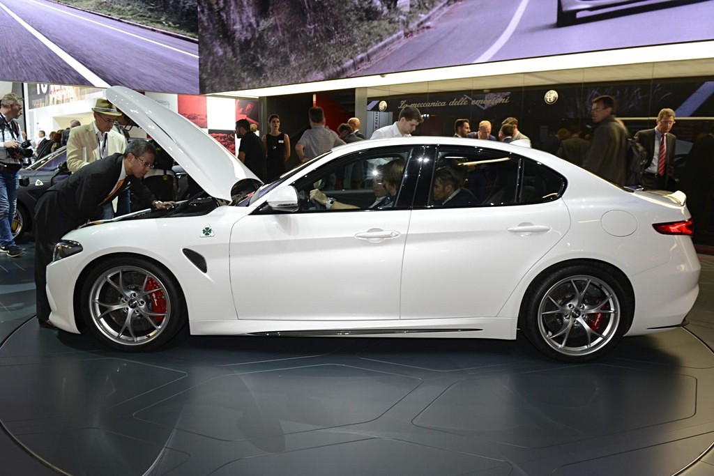 Alfa Romeo Giulia Quadrifoglio Nuova BIanca Lato Francoforte