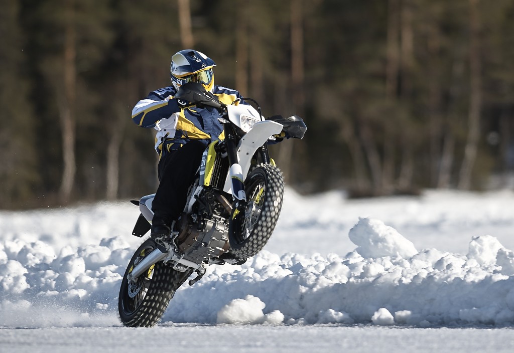 Husqvarna 701 Supermoto Ghiaccio Impennata Lato