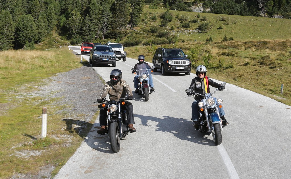 Jeep e Harley al Faaker See Strada