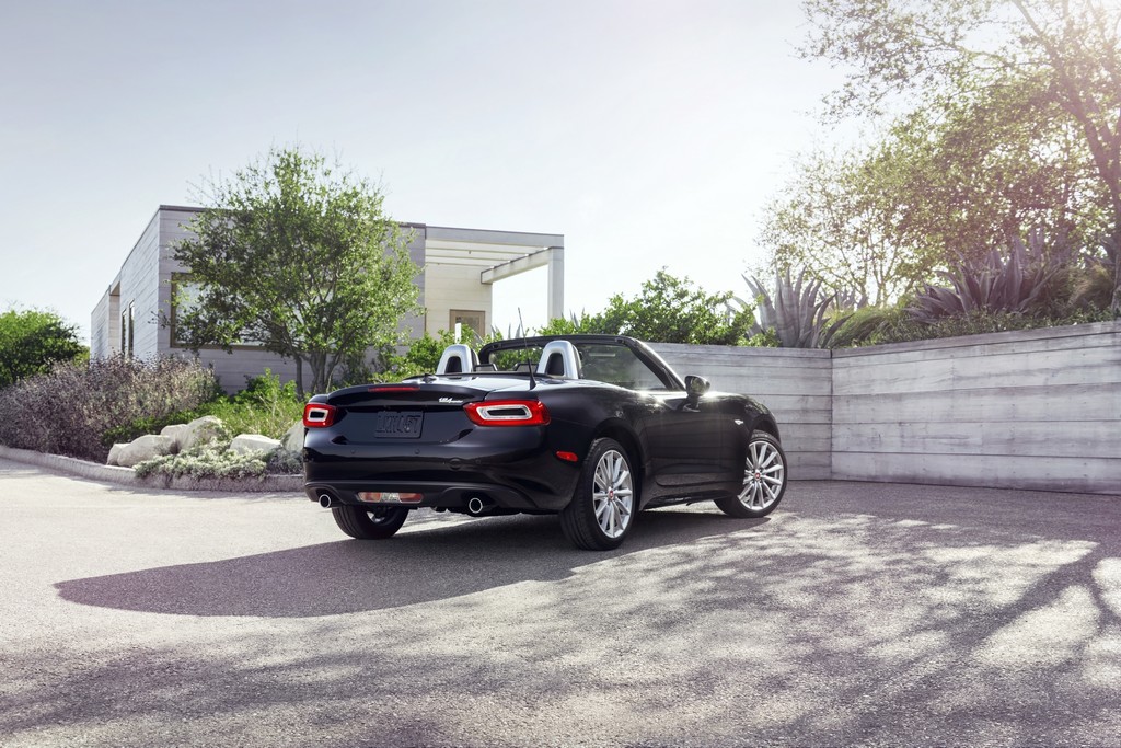 Fiat 124 Spider Tre Quarti Posteriore Basso