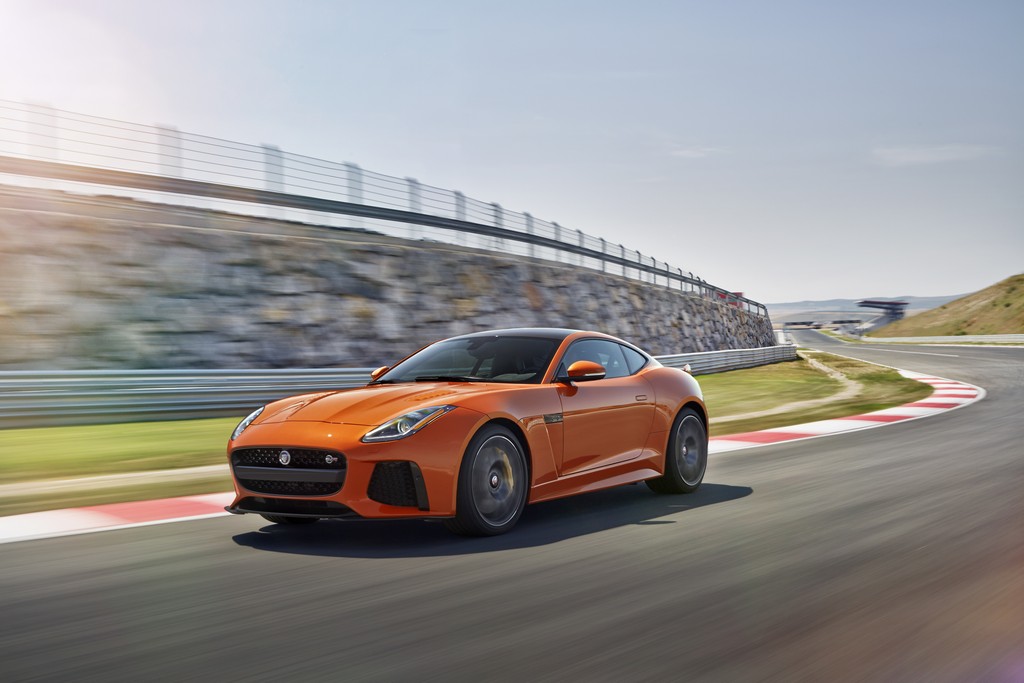 Jaguar F-Type SVR Coupe Tre Quarti Pista