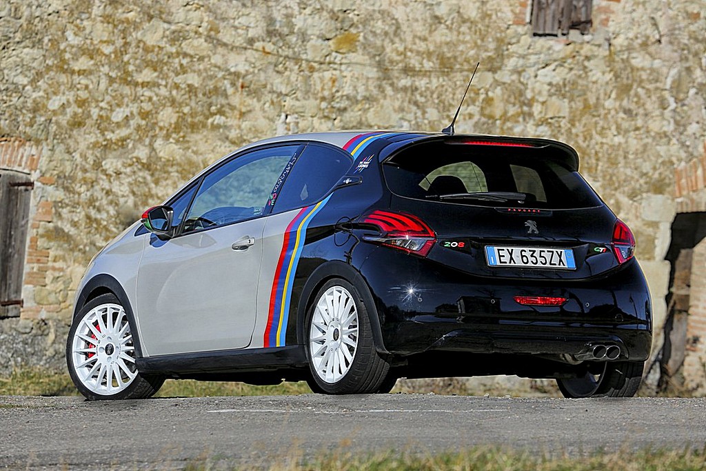 Peugeot 208 GTi Nove Tre Quarti Posteriore Strada