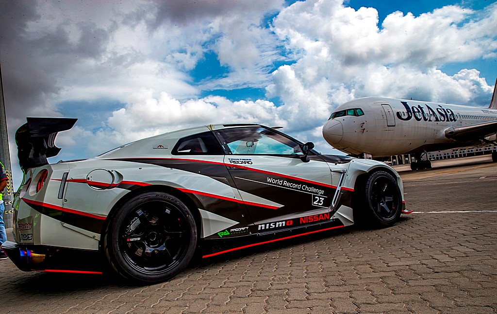 Nissan GT-R Nismo MY16 Guinness World Record Tre Quarti Posteriore