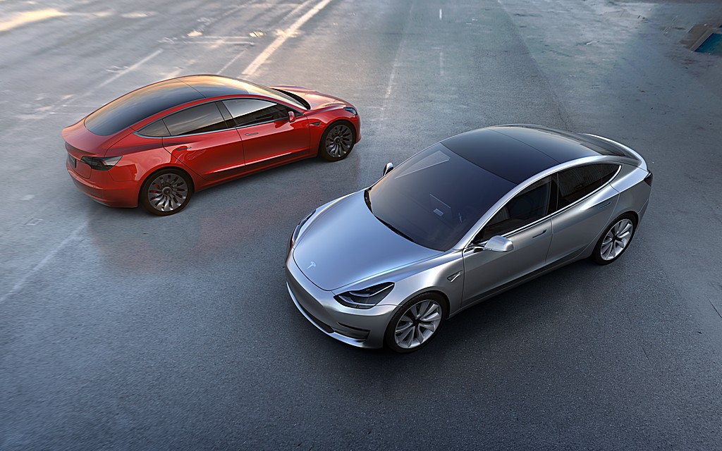 Tesla Model 3 Alto Grigia e Rossa