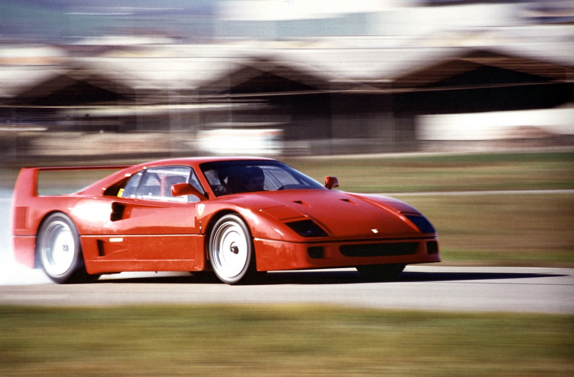 Ferrari F40 in pista