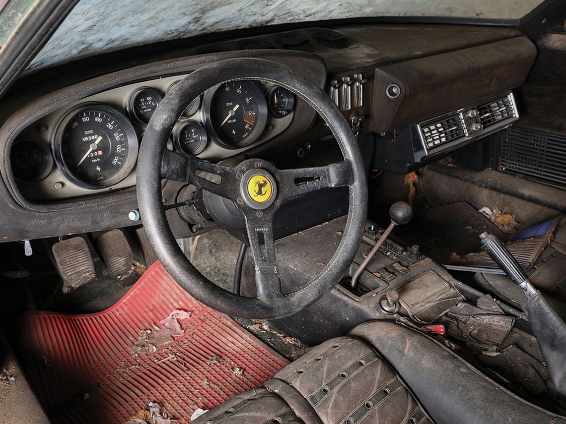 Ferrari 365 GTB-4 Daytona Interni