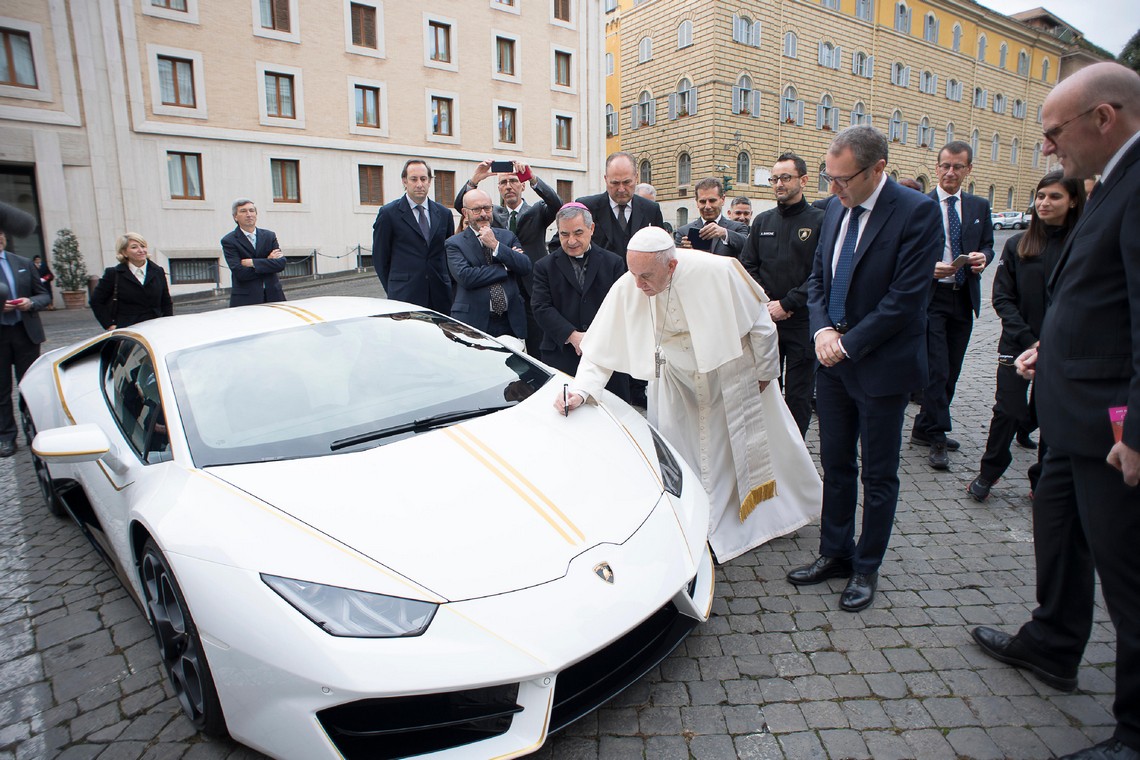 Papa Francesco Lamborghini Huracan