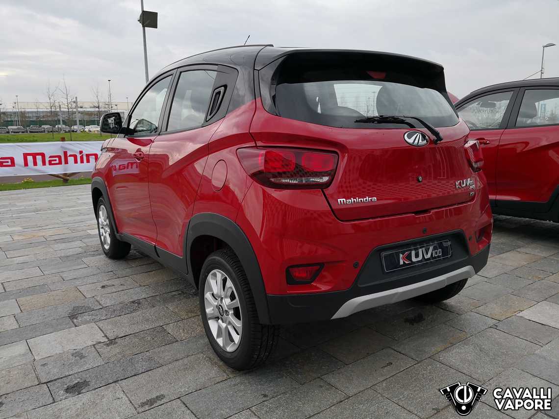 Mahindra KUV 100 Tre Quarti Posteriore