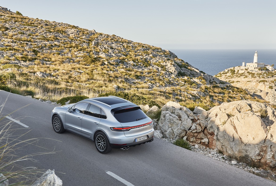 Porsche Macan S In Strada